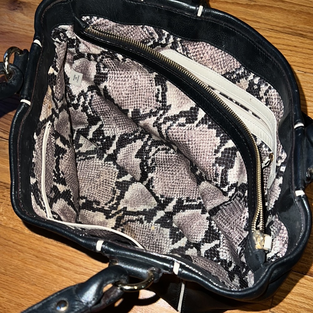Kate Spade bag with snake print interior - Picture 3 of 9